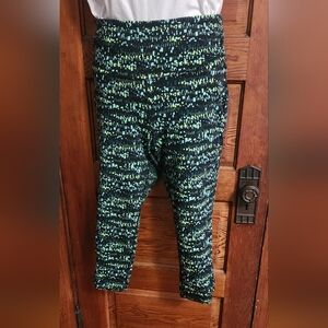 Xersion Womens Capri Leggings - Black and Green Pattern With Lattice Bottom